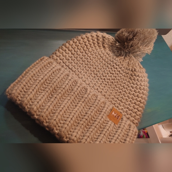 Helly Hansen Calgary Chunky Beanie with Removable Pom NWOT - Picture 2 of 8